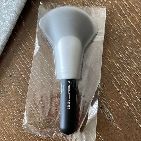 MAC 143SES Travel size face brush & Special Edition travel bag - Picture 6 of 15